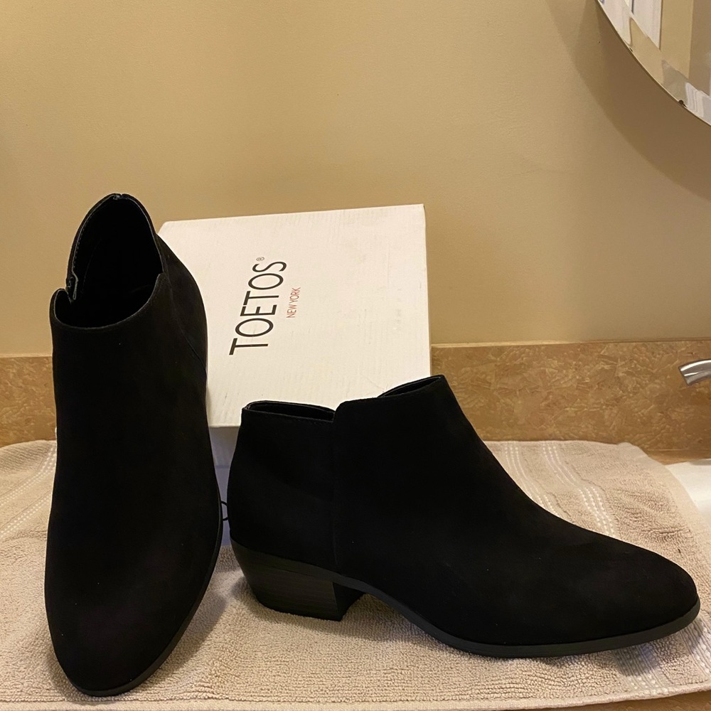 NWT Toetos Brand New Black Suede Booties